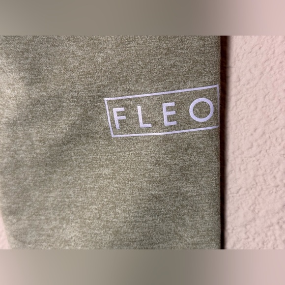 LIKE NEW GREEN FLEO EL TORO LEGGING 25" HIGH RISE MEDIUM - Picture 4 of 4